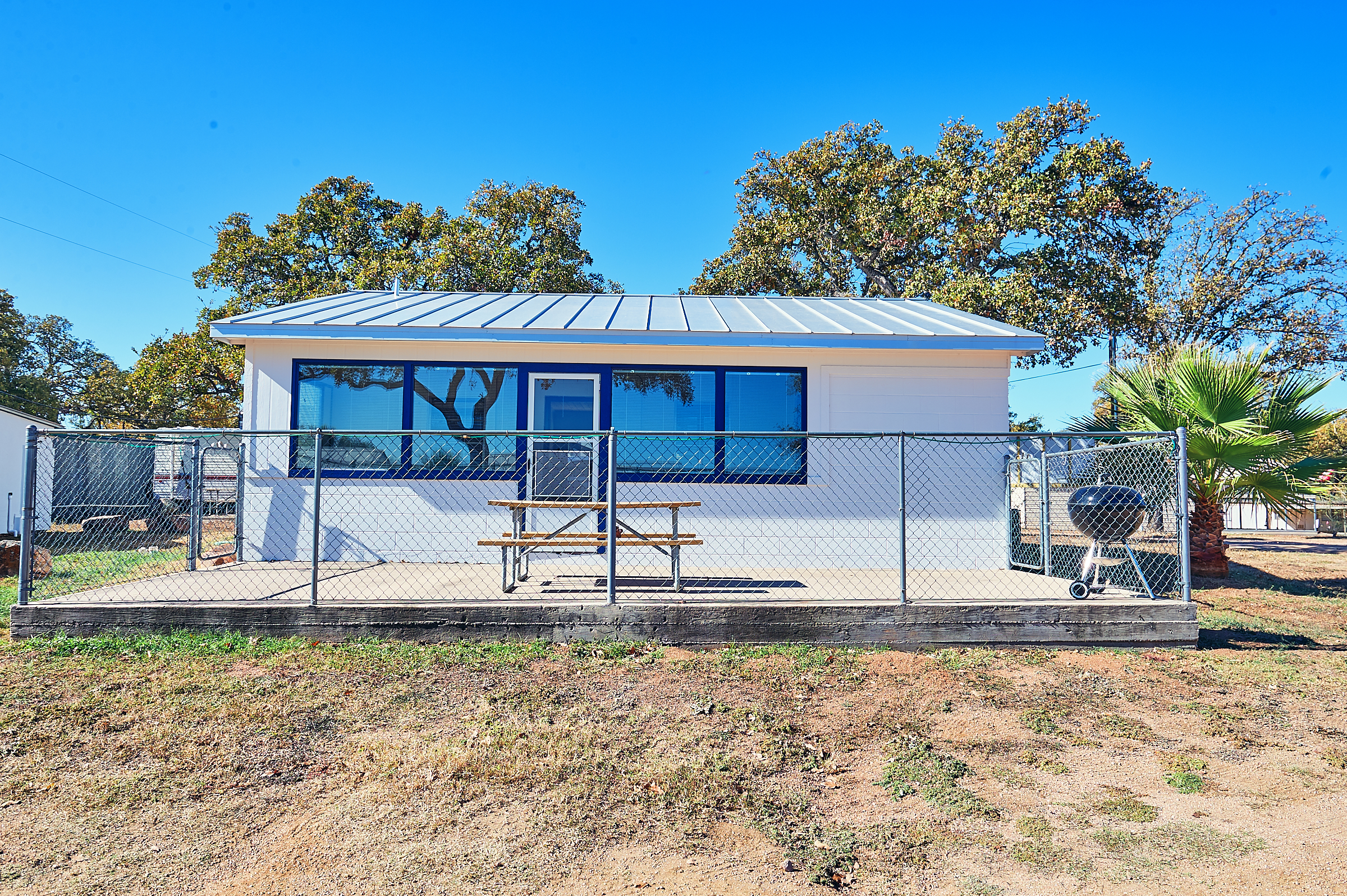 Whitetail Deer Cabin Fenced Lakefront Patio